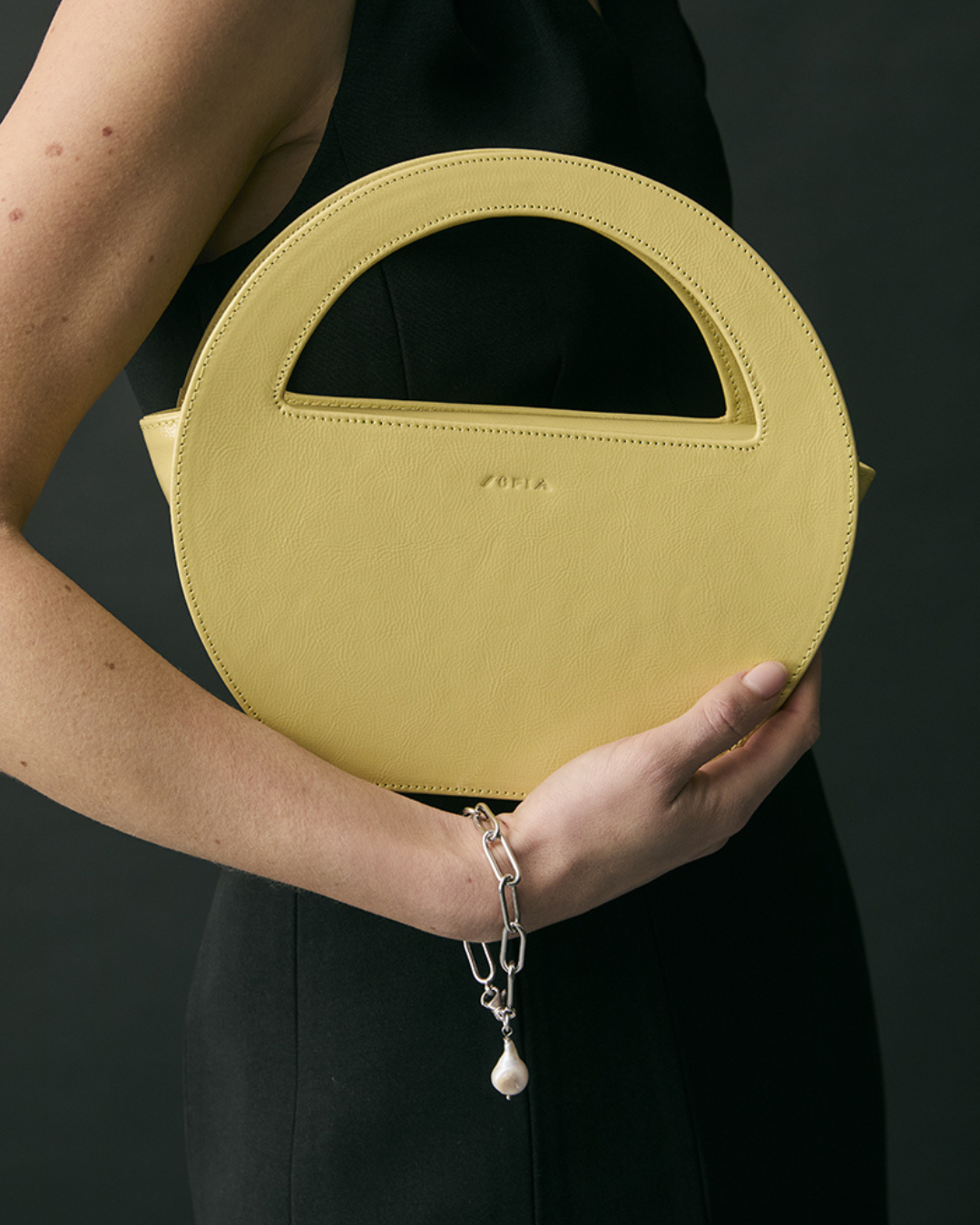 Borsa gialla Edda Mini con Bracciate in catena e perla freshwater | Sofia Nardi
